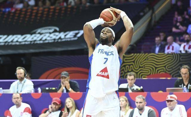 关于鹈鹕险胜希腊男篮，威斯布鲁克送出助攻的信息