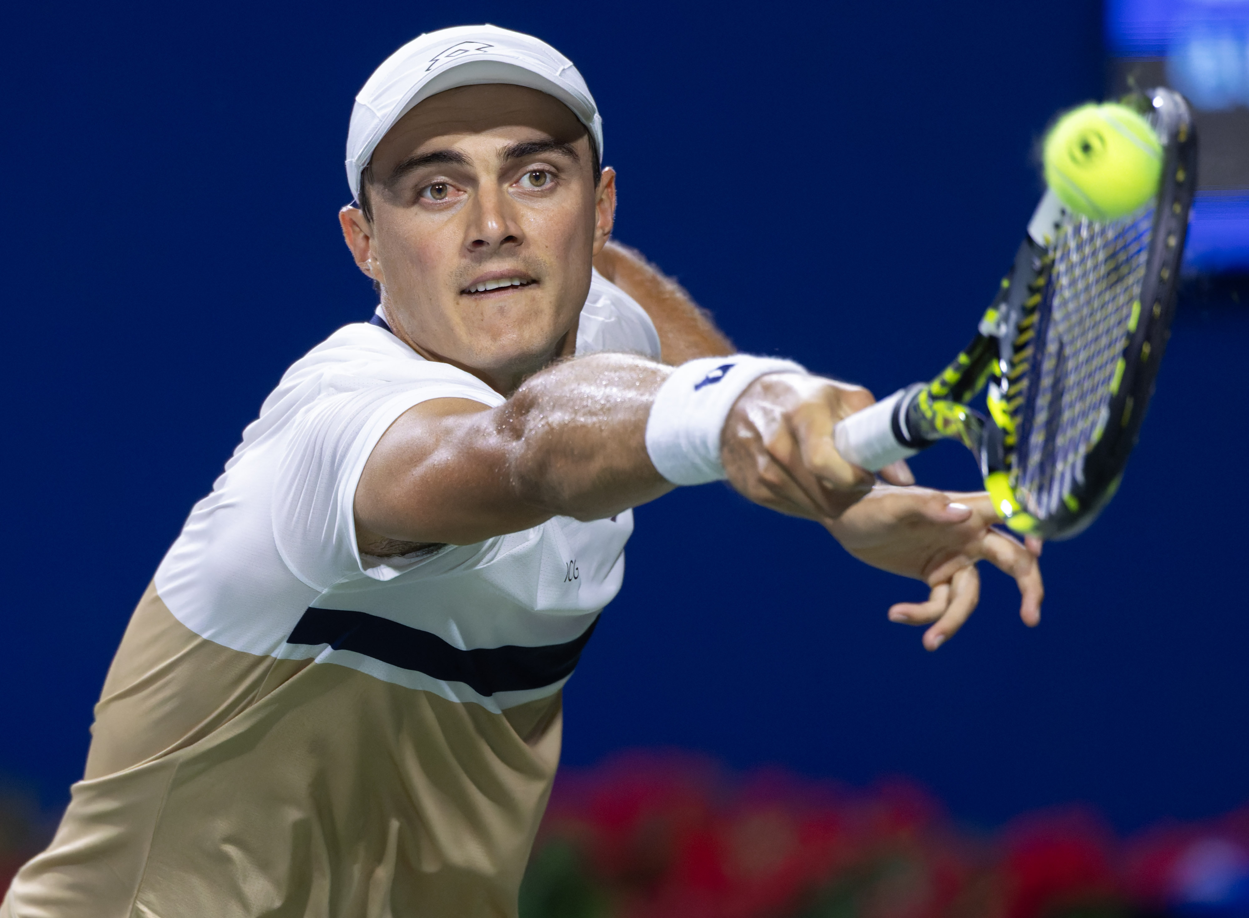 关于英国网球队鏖战西班牙网球队，兹维列夫关键制胜的信息