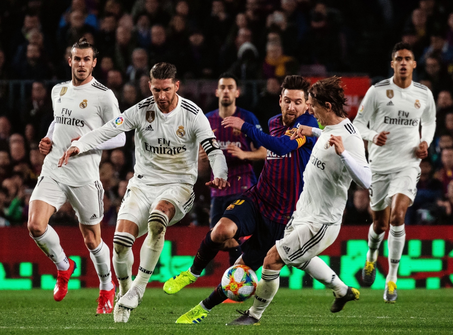 包含皇马备战下一场比赛，球队士气高昂的词条