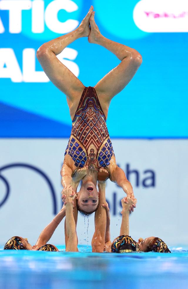 游泳比赛中一位新秀闯入前三