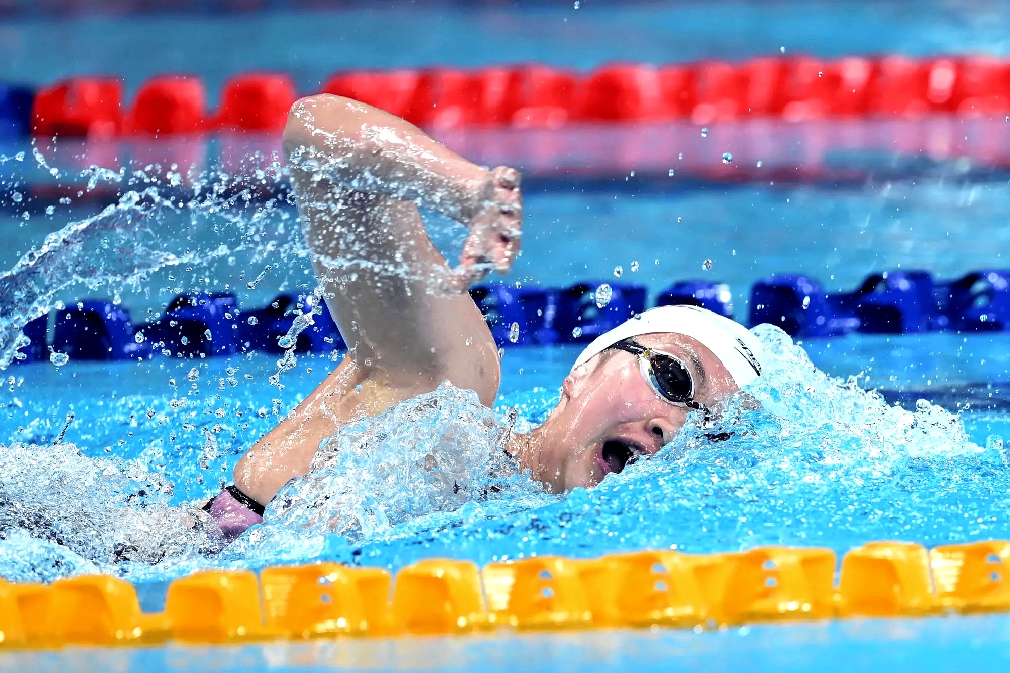 游泳比赛中一位新秀闯入前三