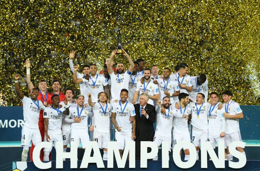 包含尤文图斯客场大胜，夺得联赛头名宝座的词条