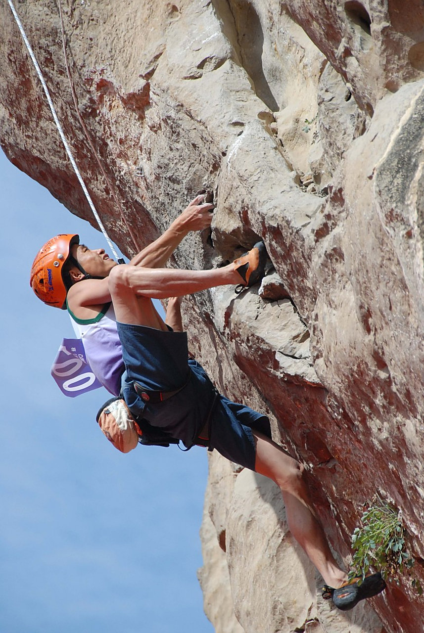 关于极限挑战攀岩赛场选手身手矫健的信息 关于极限挑战攀岩赛场选手身手矫健的信息