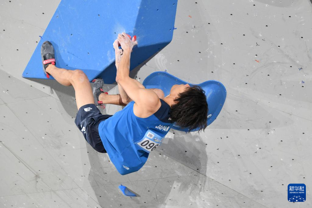 关于极限挑战攀岩赛场选手身手矫健的信息 关于极限挑战攀岩赛场选手身手矫健的信息