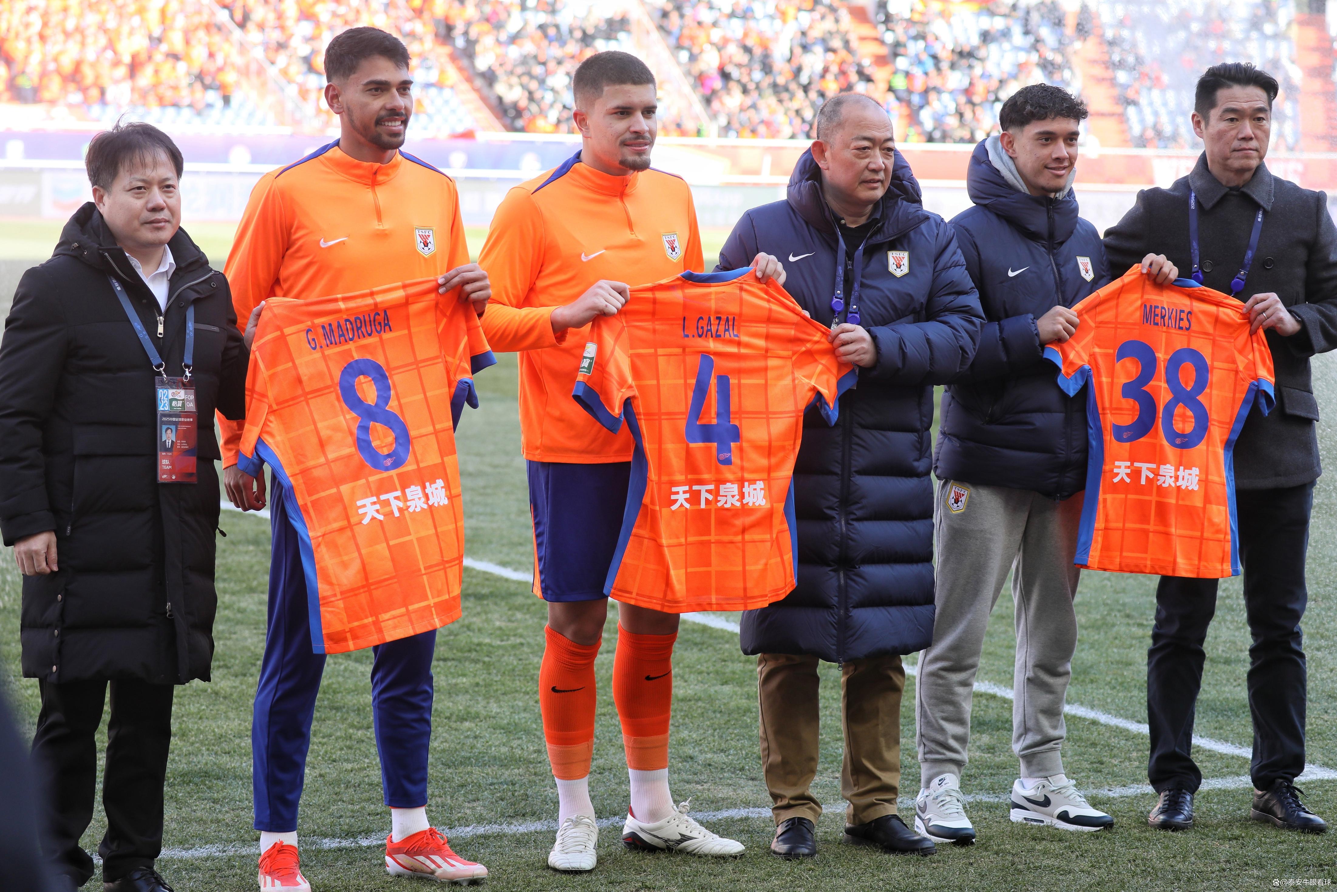 比赛中球队表现精彩，凭借团队合作获得胜利的简单介绍