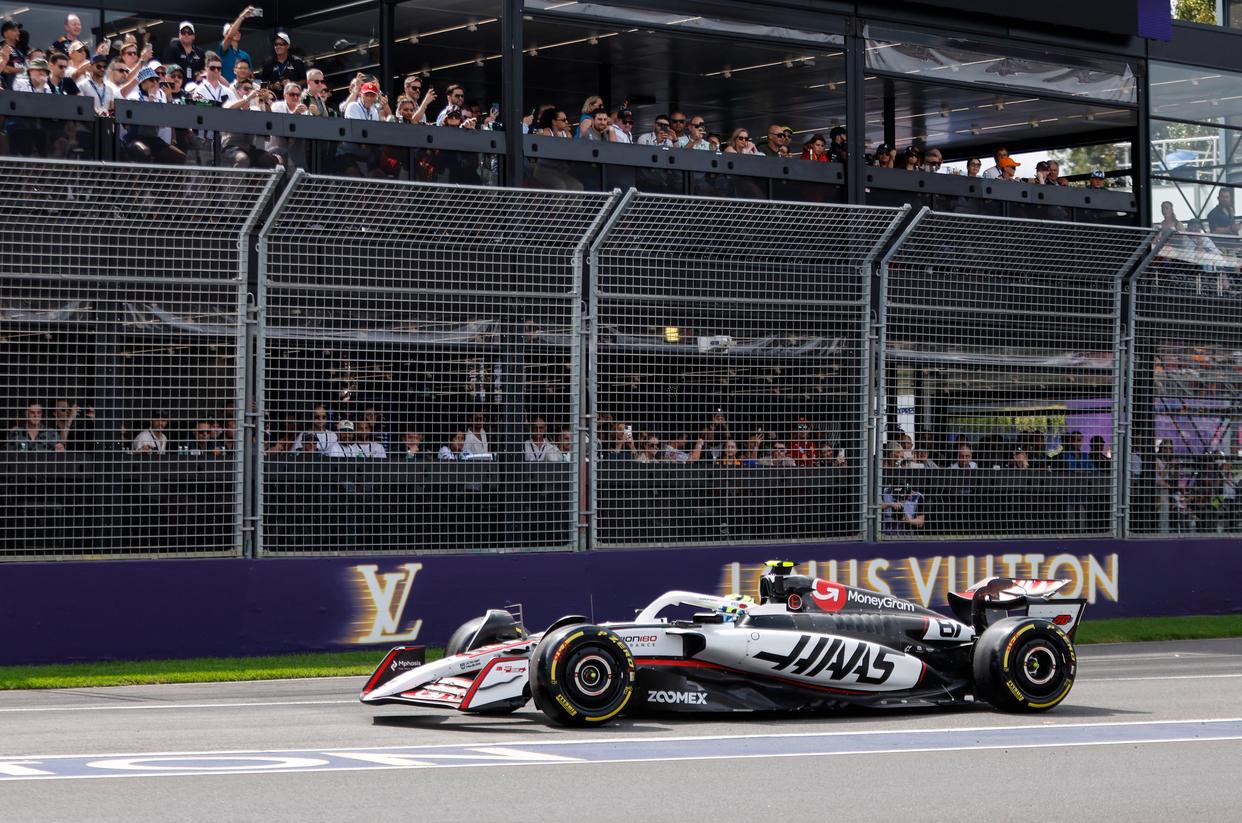 包含索伯车队碾压红牛二队，皮亚斯特里统治全场的词条