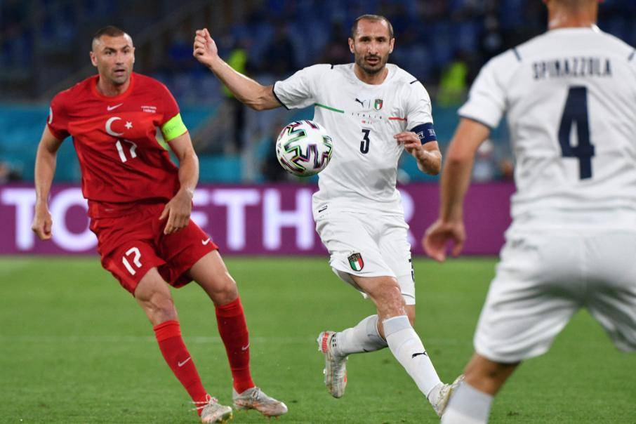 拜仁轻取巴萨，奥亚尔萨瓦尔刷新纪录的简单介绍