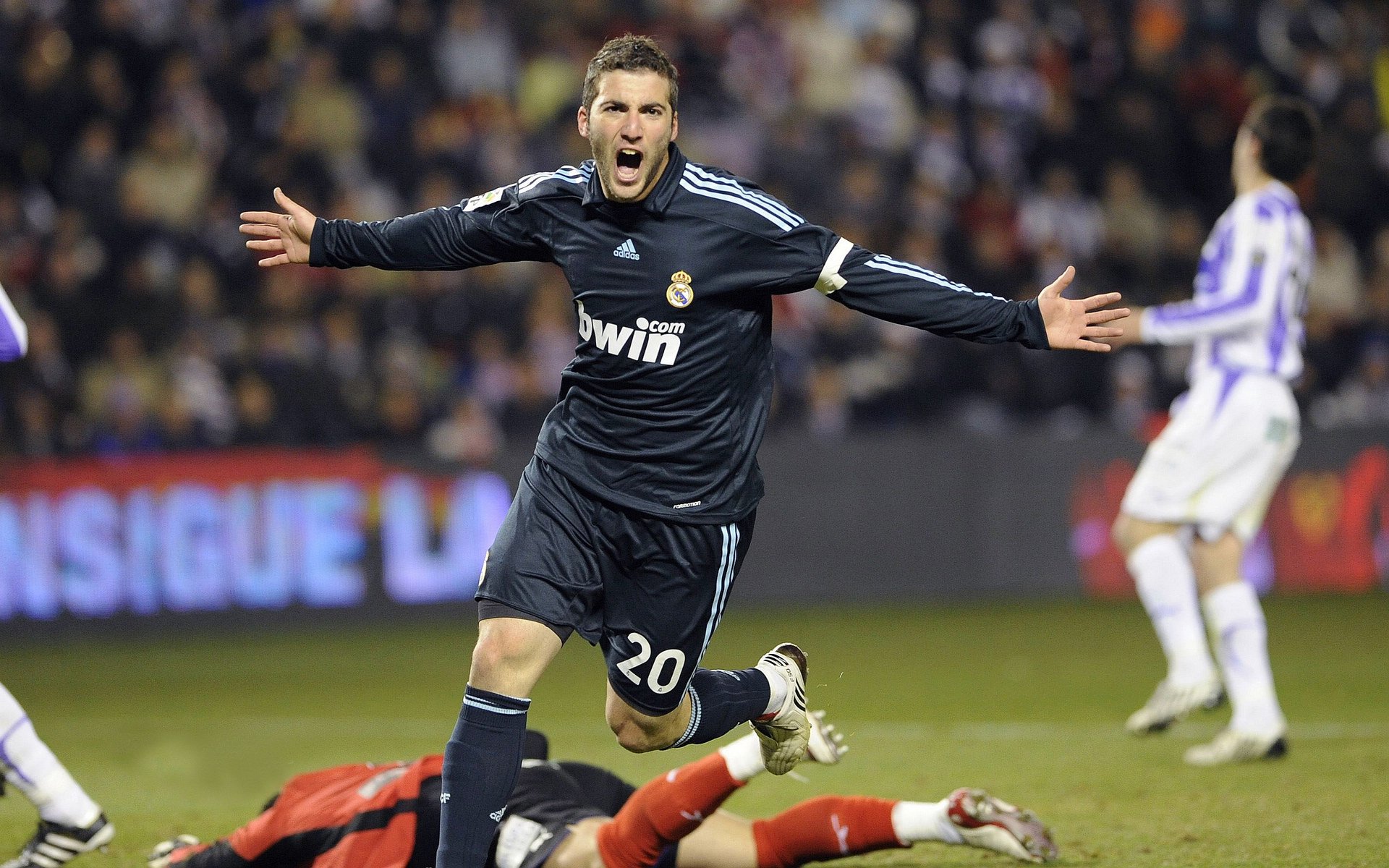 赛道之外，绿茵之上，当F1争冠悬念遇上巴拉圭的狂胜之夜