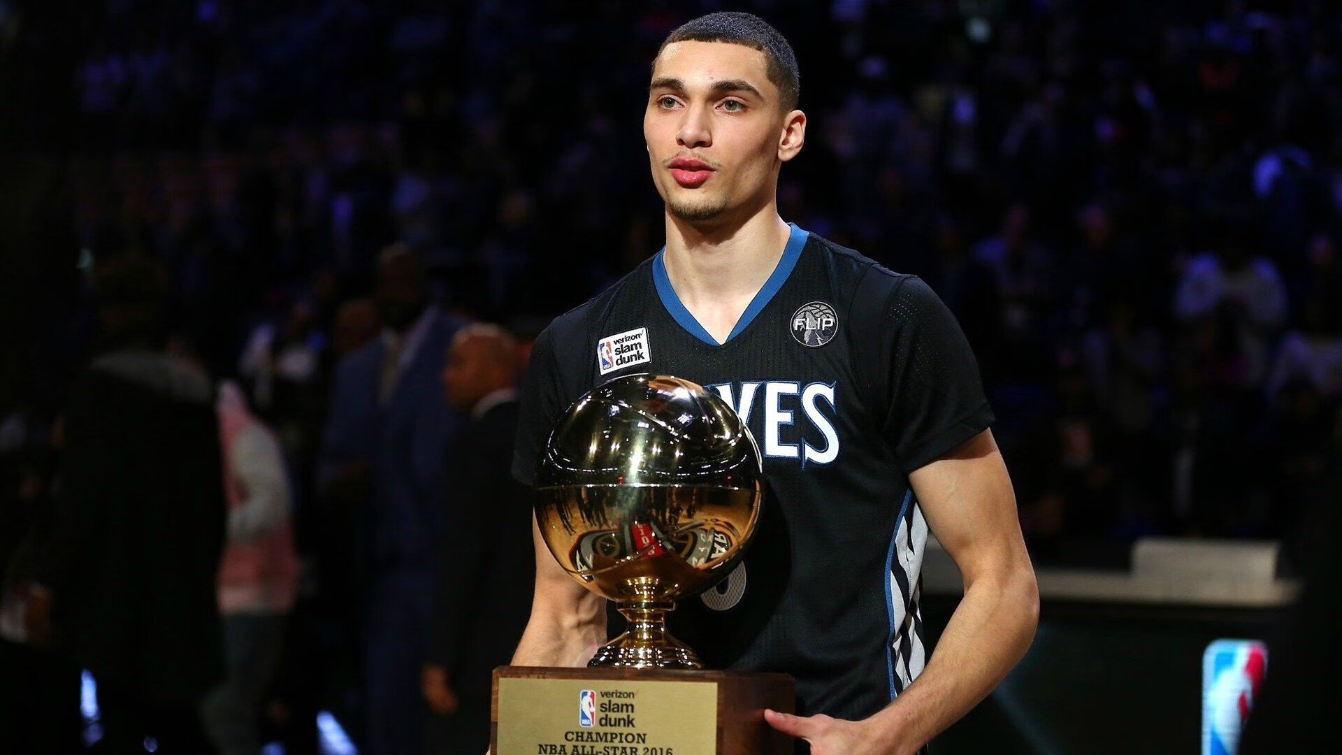 奥纳纳爆发与英格兰绝杀塞内加尔,足球之夜的唯一性叙事